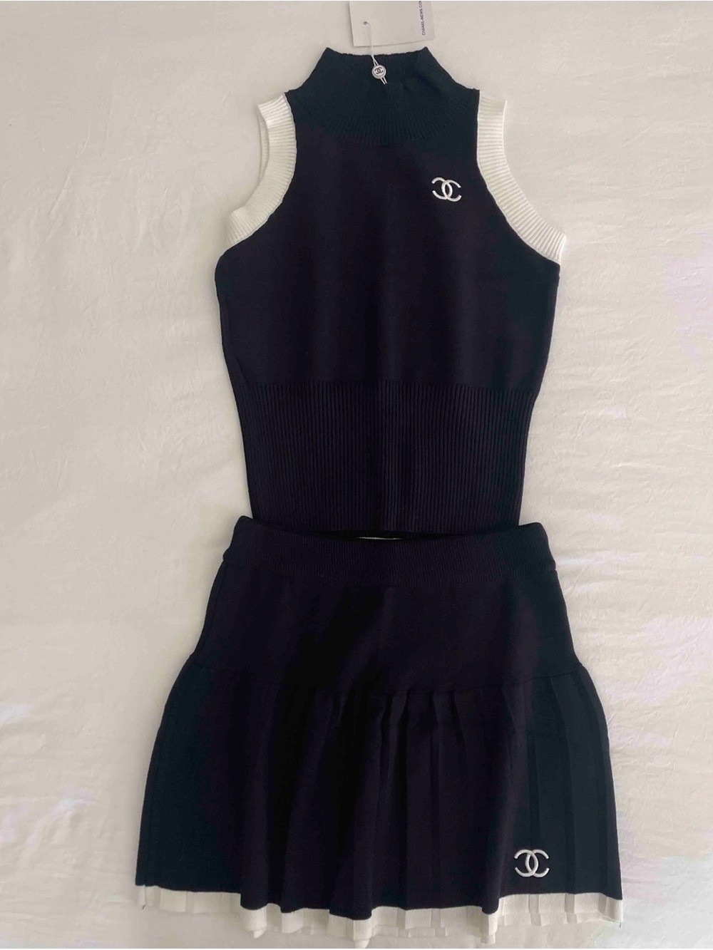 Black and White Sleeves Knit Two-Piece Skirt Set
